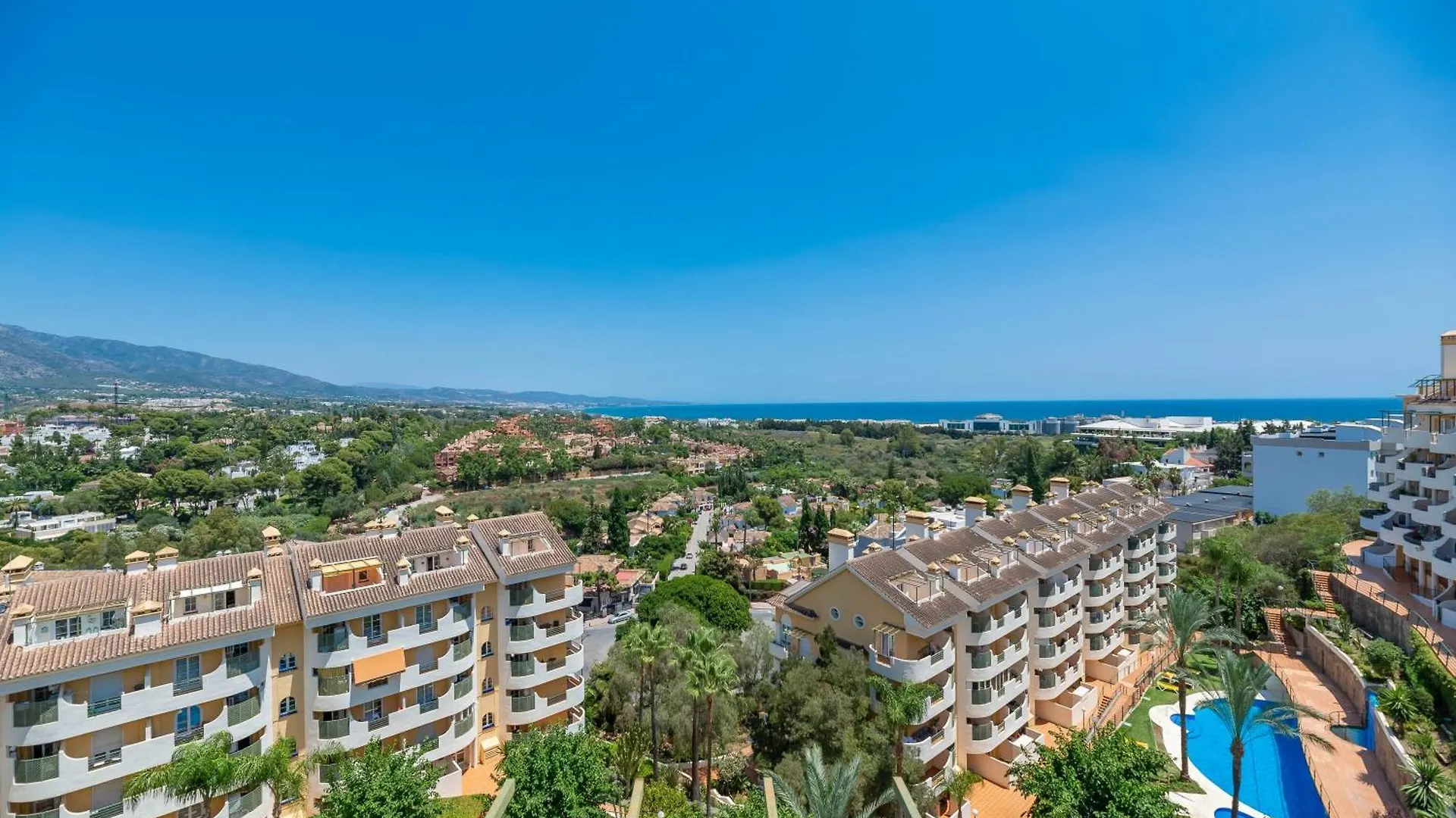 Elegant 2 Bdrm Penthouse With Bbq And Pools Apartment Marbella