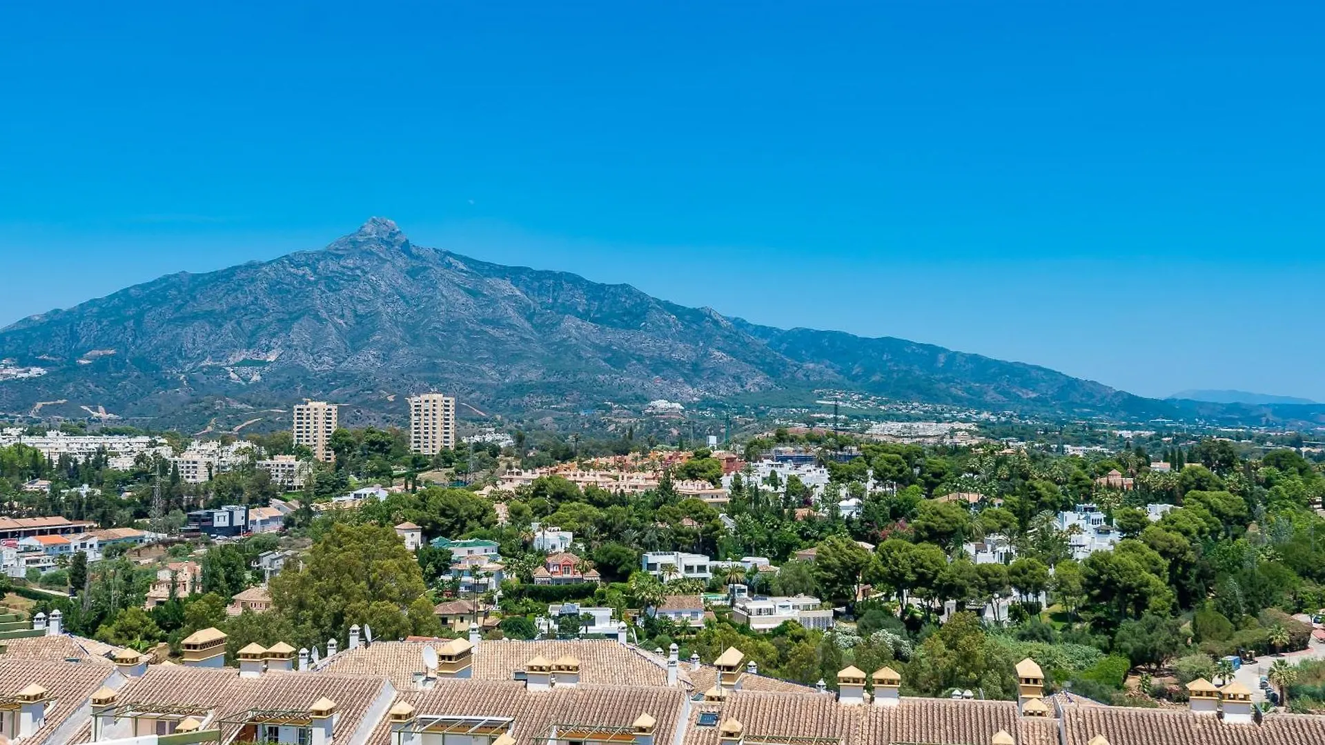 Elegant 2 Bdrm Penthouse With Bbq And Pools Apartment Marbella