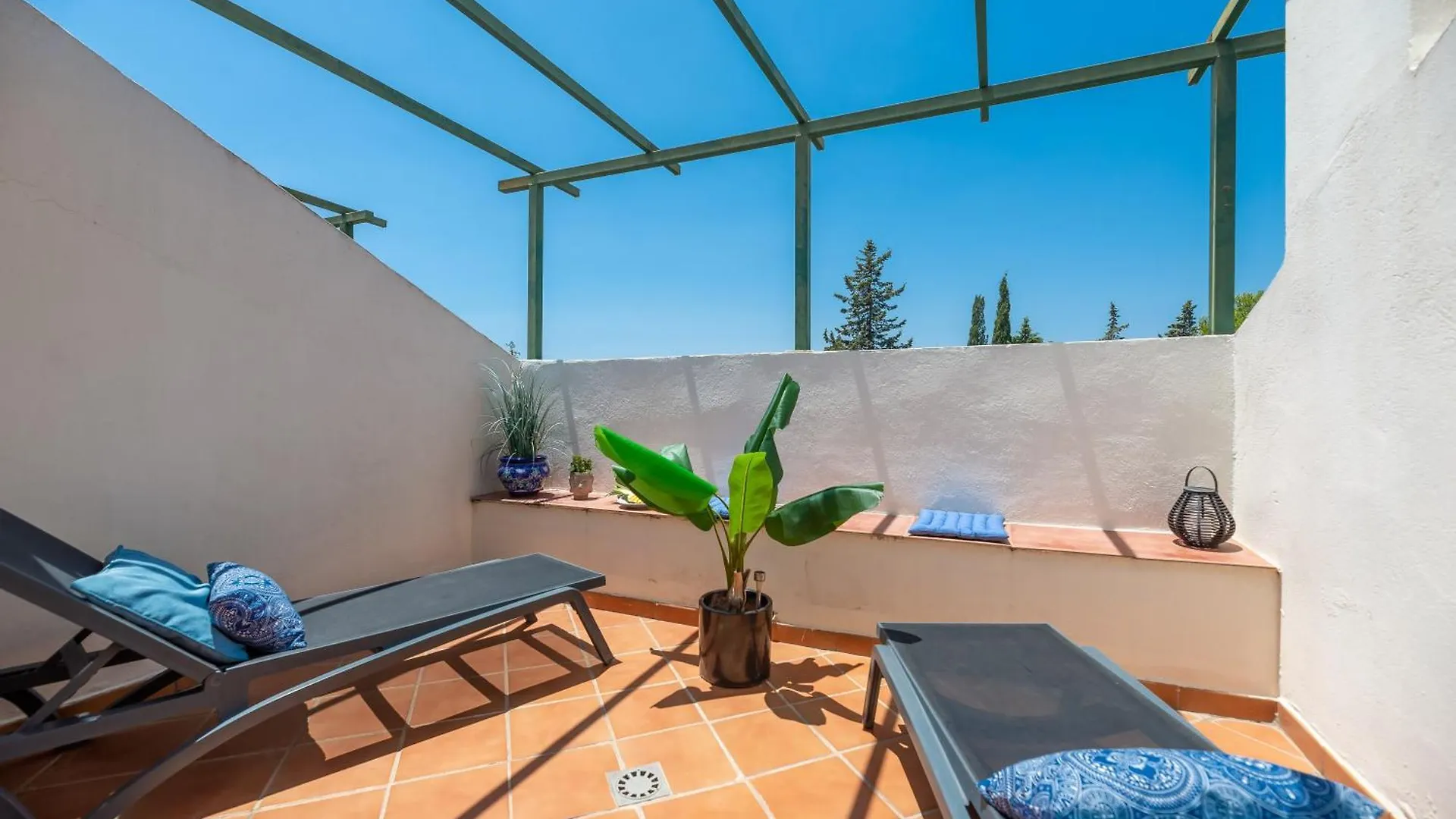 Elegant 2 Bdrm Penthouse With Bbq And Pools Apartment Marbella