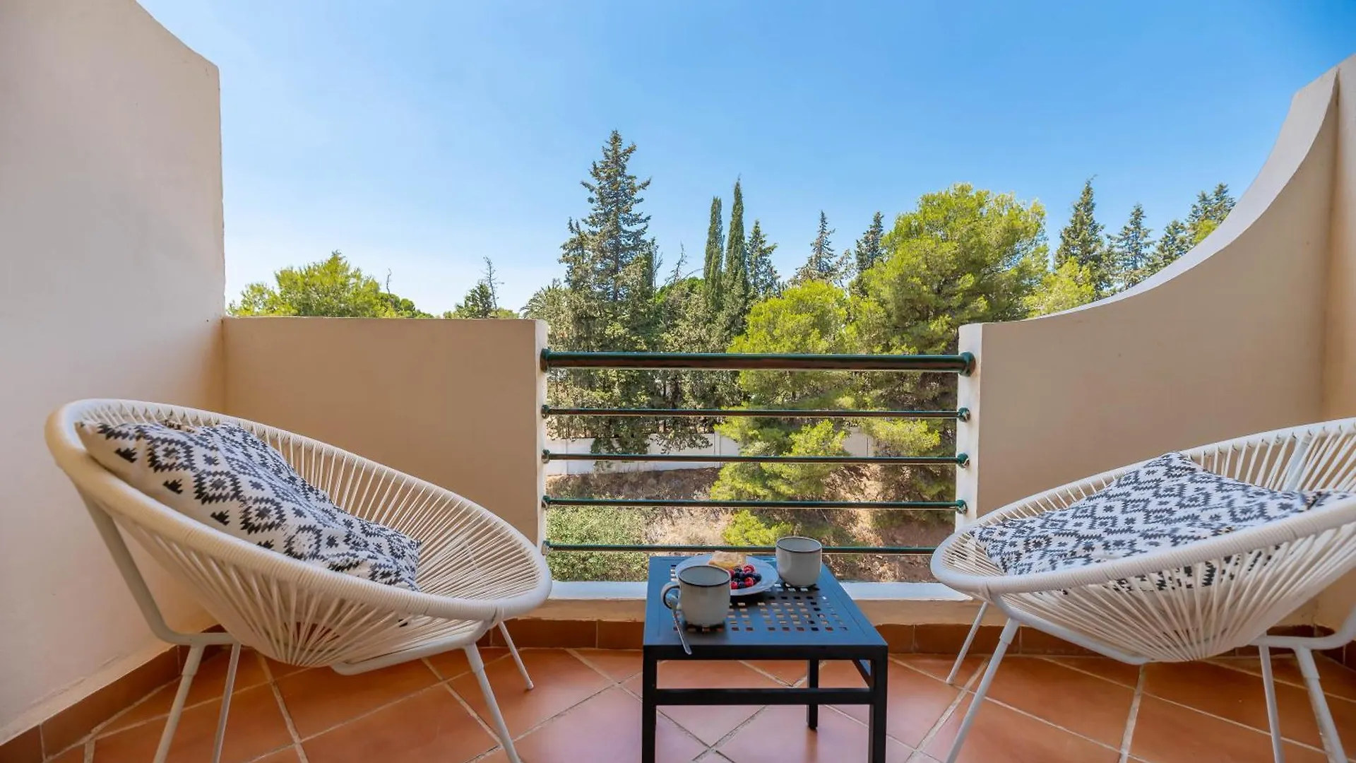 Elegant 2 Bdrm Penthouse With Bbq And Pools Apartment Marbella
