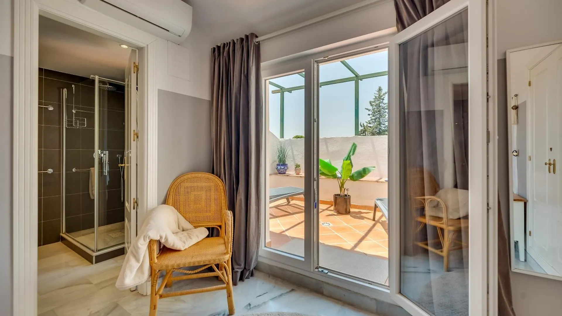 Elegant 2 Bdrm Penthouse With Bbq And Pools Apartment Marbella